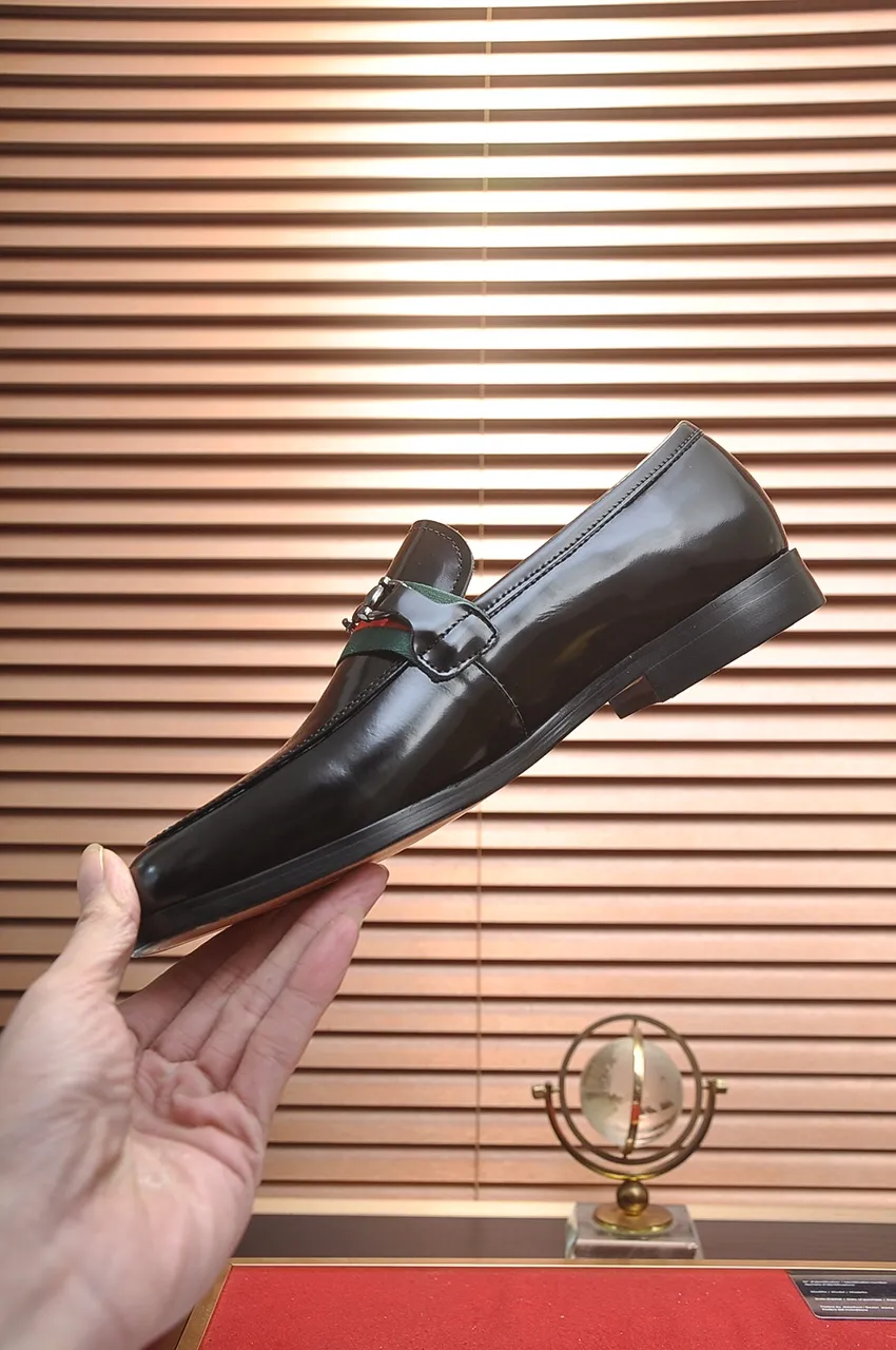 Factory price 540💶Italian top luxury men's shoe giant (GUCCI) (Gucci) (full cowhide lining) new arrival🍃Original European style🔰 Pleasant to the eye😍In order to make the shoes more durable and non-deformable🌀The production continues to follow traditional methods but there is still no lack of innovation💪The original sheepskin is chosen for the leather♻️Smooth, natural and exceptionally bright⭐Made of imported cowhide The rich man’s first choice 38-45 (45 customized)